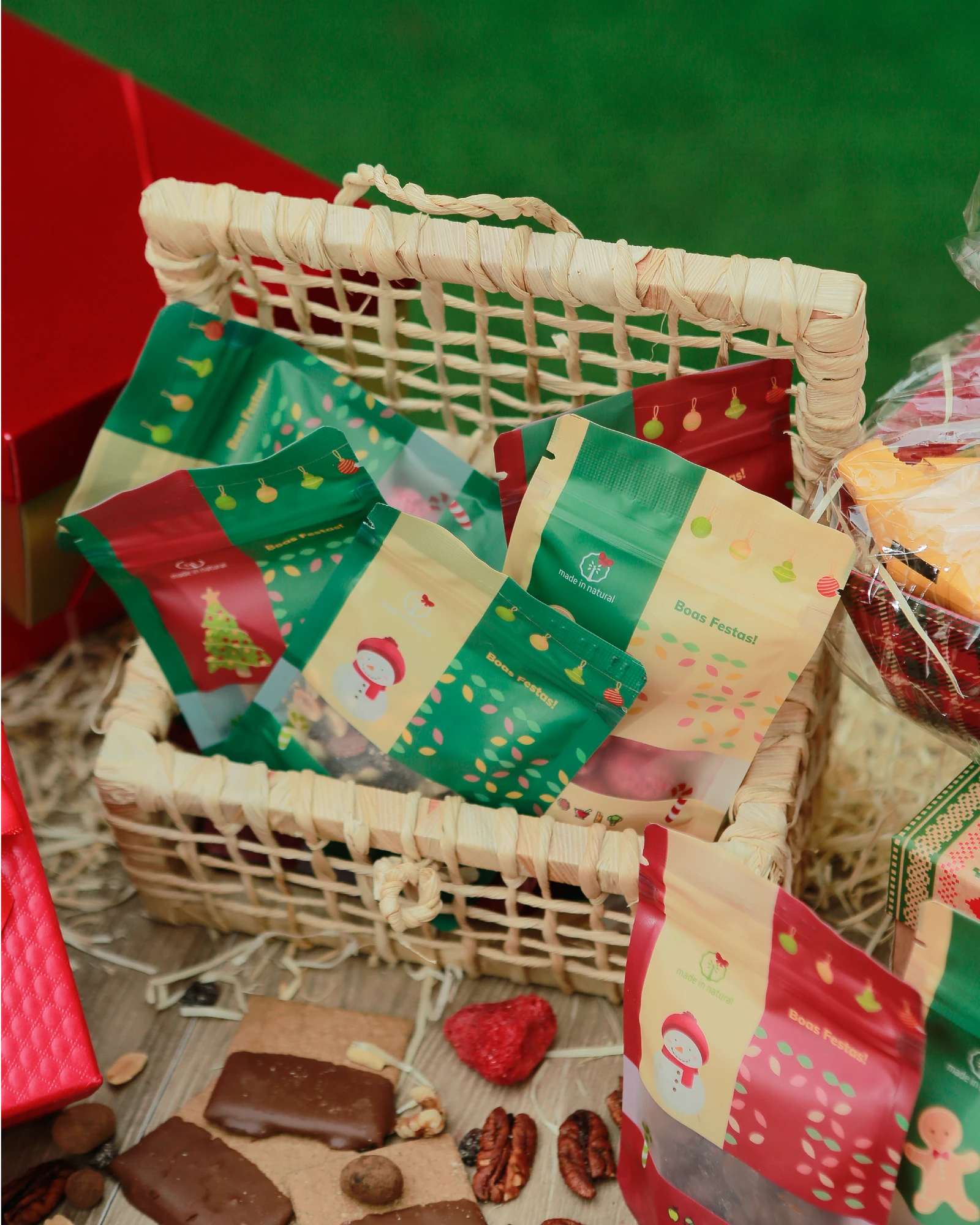 Cestinha Made com snacks e mini panetone