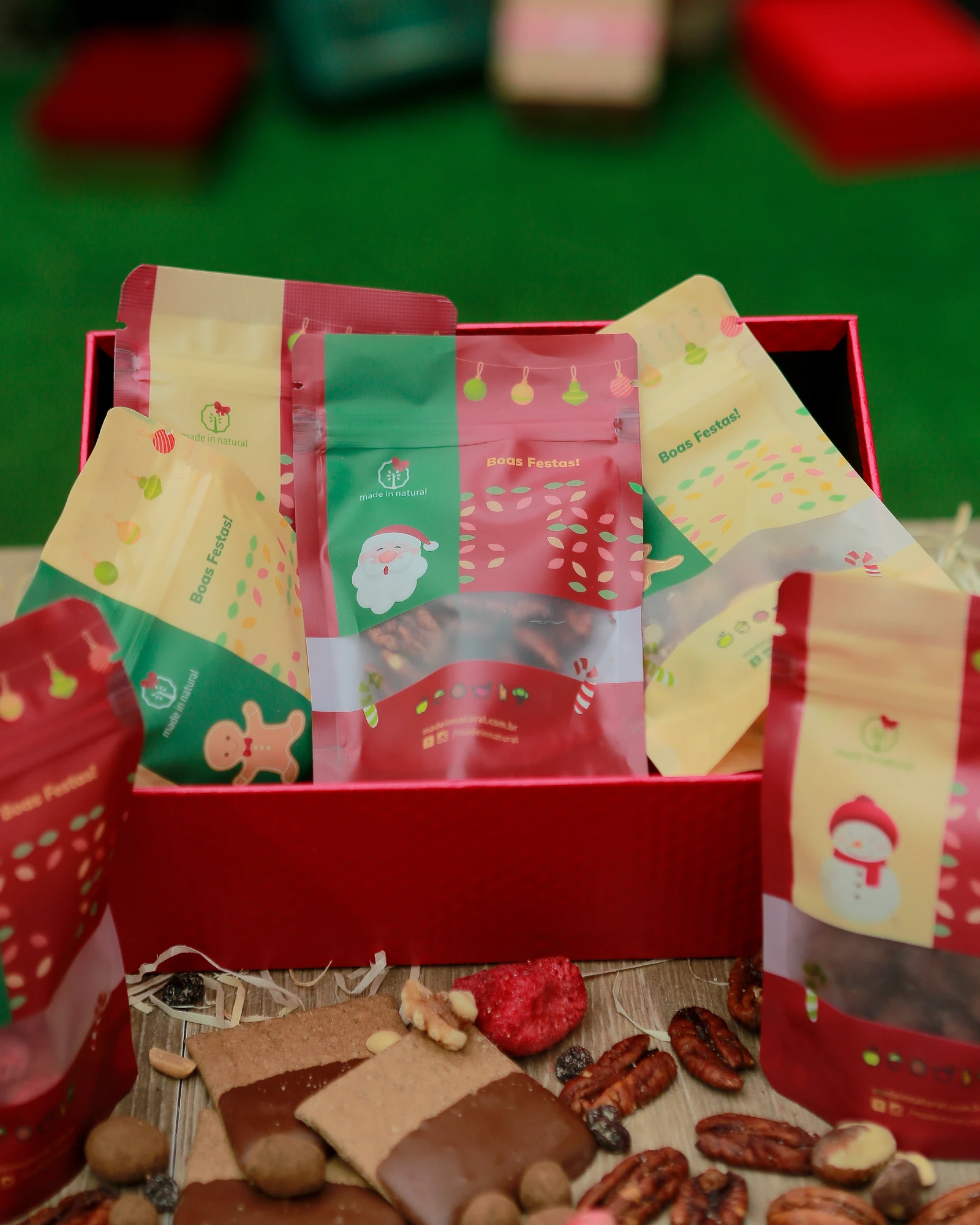 Kit Made de Natal em caixa aberta com snacks