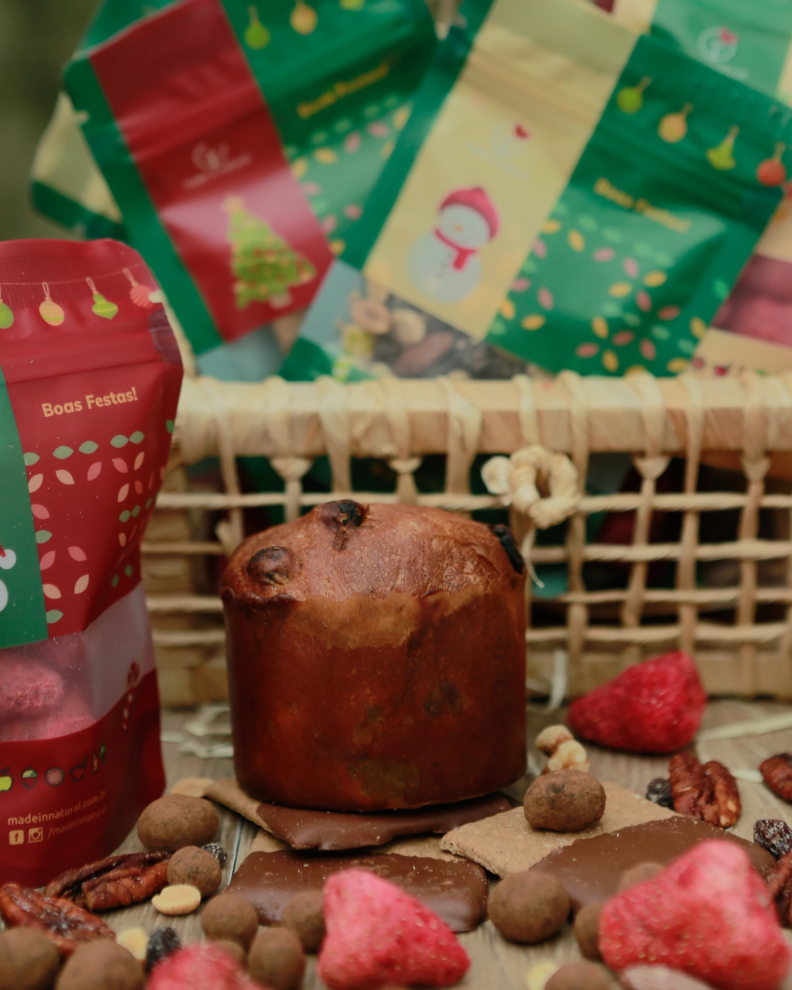 Mini panetone, snacks e castanhas em uma apresentação de Natal da Made